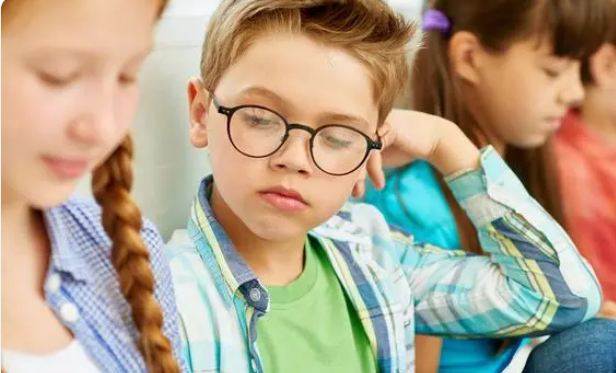 为什么现在戴眼镜的小孩子越来越多